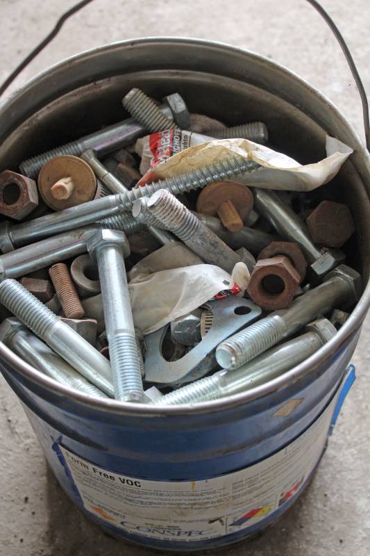 lot 1044 image: Bucket of Assorted Bolts - HEAVY
