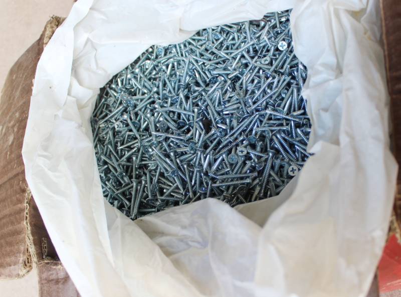 lot 1050 image: Box of self- tapping screws - No 6 x 1-14 Box appears Near Full