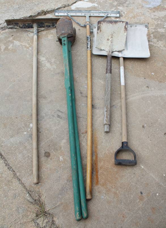 lot 1069 image: Assorted Long Handled Tools - Post Hole Jobbers, Concrete Rake and Squee Gee - see pics