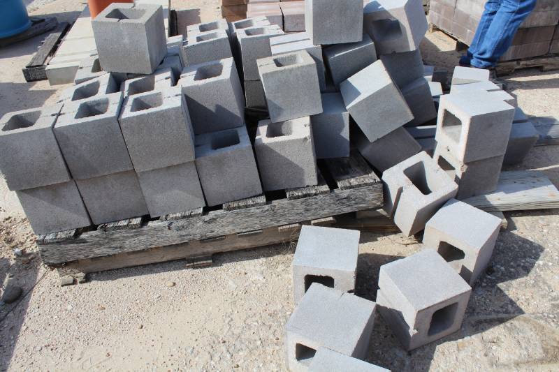 lot 1424 image: Approx. 70 Pieces of 8 x 8 x 16 Block