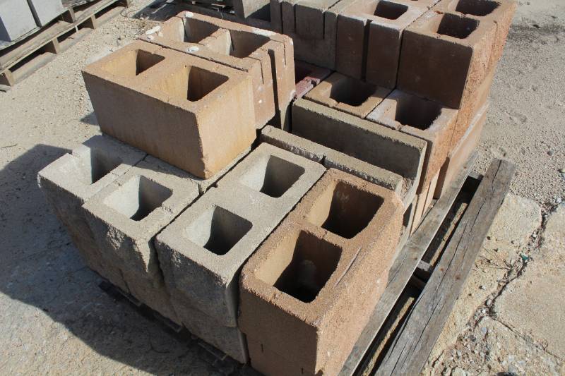 lot 1425 image: 30 Pieces of mixed 8 x 8 x 16 Block