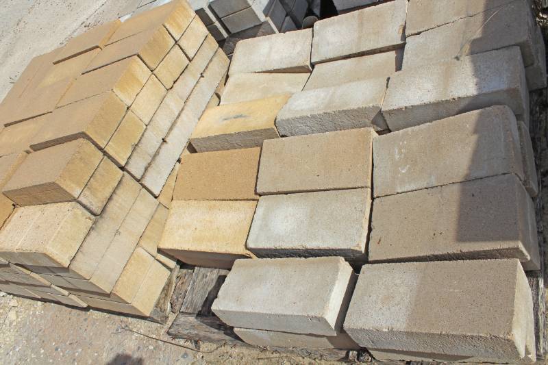lot 1428 image: Lot of 136 Pieces 4 x 8 x 16 Split Face Solid - on 2 Bad Pallets buyer to hand load