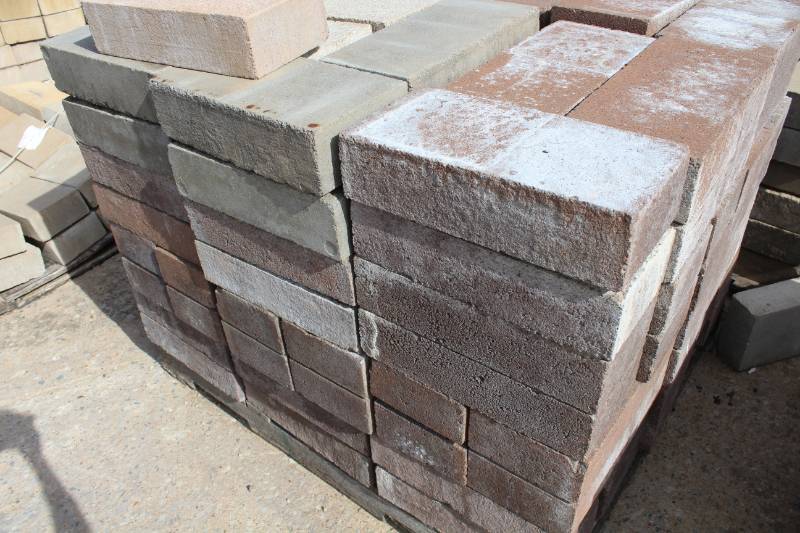 lot 1429 image: 122 Pieces - 4 x 8 x 16 Solid, Split Face Block