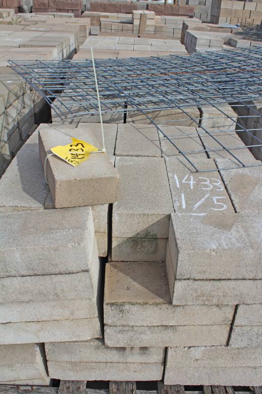 lot 1433 image: 414 Pieces on 5 Pallets 4 x 8 x 16 Solid Split Face Block