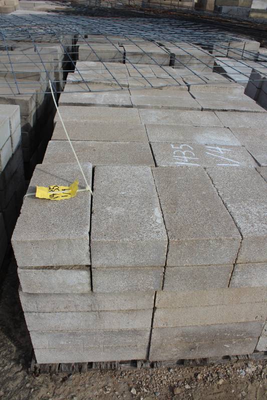 lot 1435 image: 447 Pieces on 5 Pallets 4 x 8 x 16 Solid Split Face Block