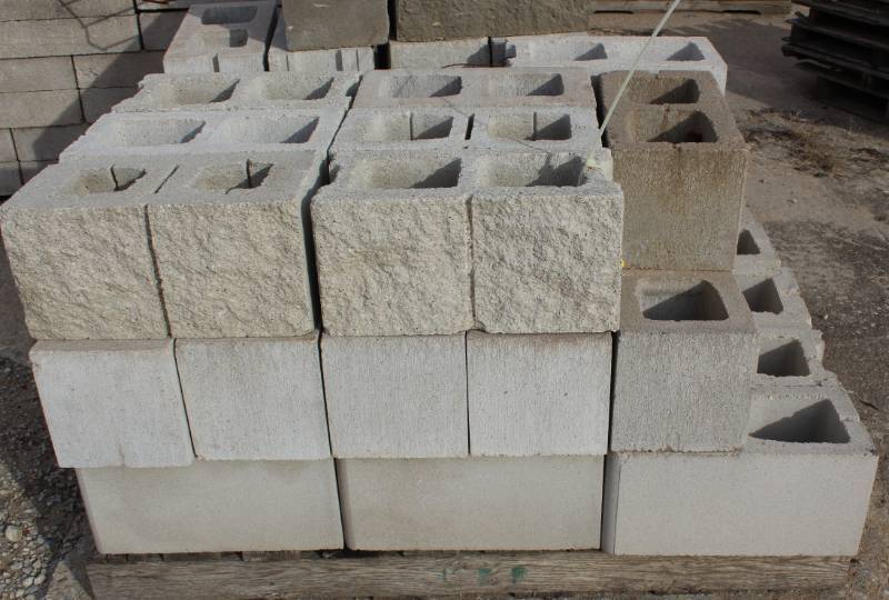 lot 1438 image: Lot of 48 Pieces - 8 x 8 x 16 Block