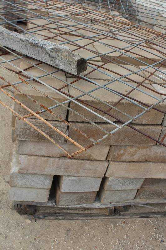 lot 1439 image: Lot of 180 Pieces on 2 Pallets - 4 x 8 x 16 Solid Split Face
