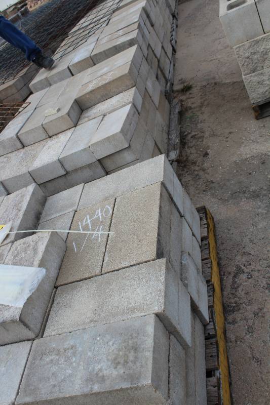 lot 1440 image: Lot of 330 Pieces on 4 Pallets - 4 x 8 x 16 Solid Split Face