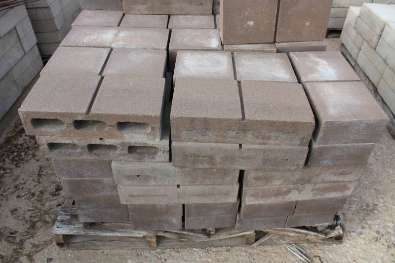 lot 1442 image: 96 Pieces - 4 x 8 x 16 - Block