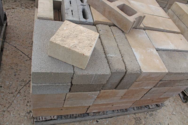 lot 1443 image: Approx. 100 - 4 x 8 x 16 - Mixed Block