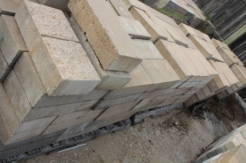 lot 1444 image: 366 Pieces on 4 Pallets 4 x 8 x 16 Split Face