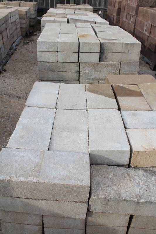 lot 1445 image: Lot of 500 Pieces on 5 Pallets - 4 x 8 x 16 Solid Split Face