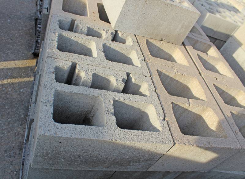 lot 1452 image: Lot of 41 Pieces of Assorted 12 x 8 x 16 Block