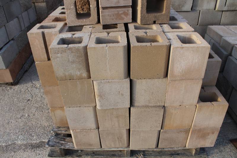 lot 1456 image: Lot of 44 - 8 x 8 x 8 - Mixed Block