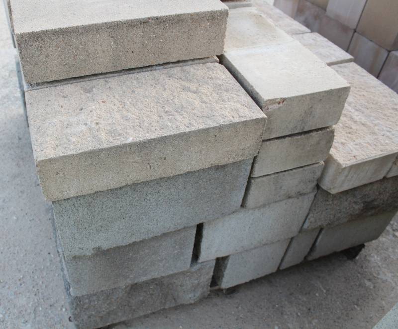 lot 1457 image: Lot of 20 - Mixed Block - 4 x 8 x 16 and 12 x 8 x 16