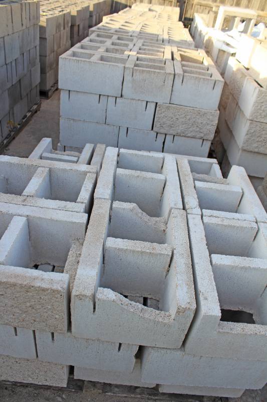 lot 1460 image: Lot of 230 Pieces on 6 Pallets - 12 x 8 x 16 - Split Face Bond Beam