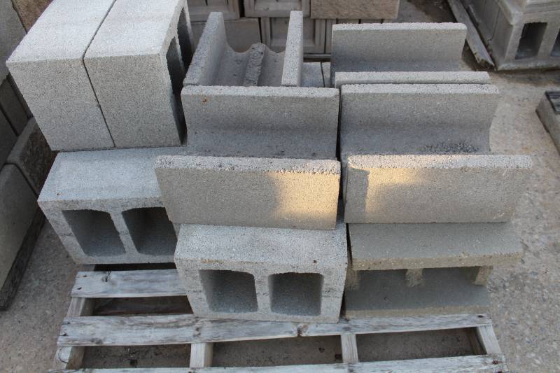 lot 1465 image: Lot of 17 - 12 x 8 x 16 - Mixed Block