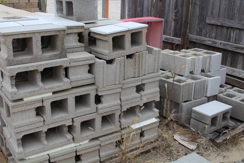 lot 1470 image: 108 Pieces - 8 x 8 x 16 - Tile Faced
