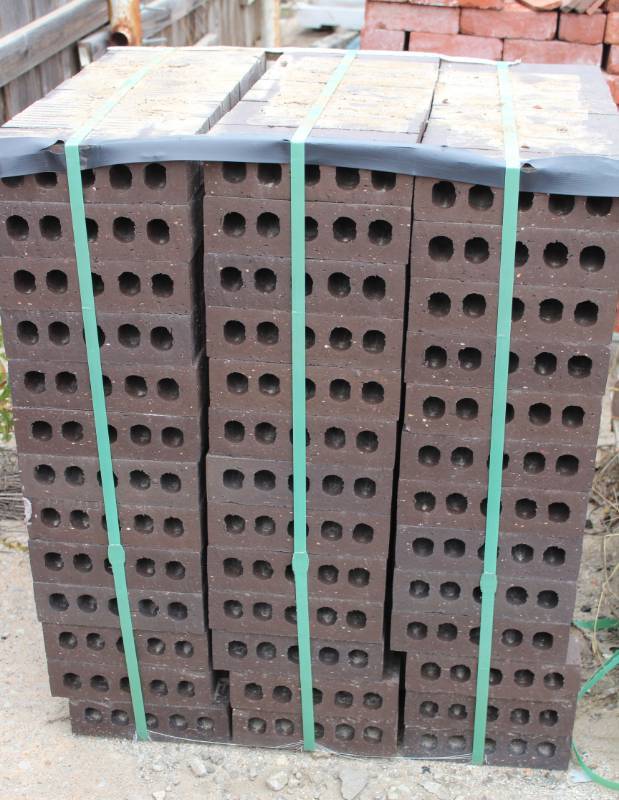 lot 1474 image: 300 - KING SIZE Bricks