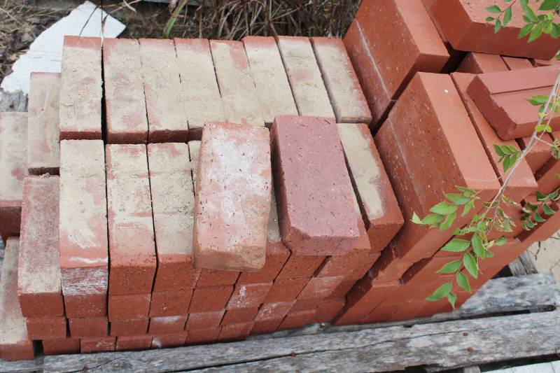 lot 1479 image: Lot of 65 Patio Bricks