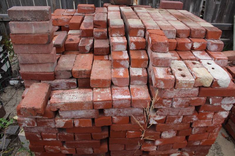 lot 1480 image: Approx. 800 Used Brick