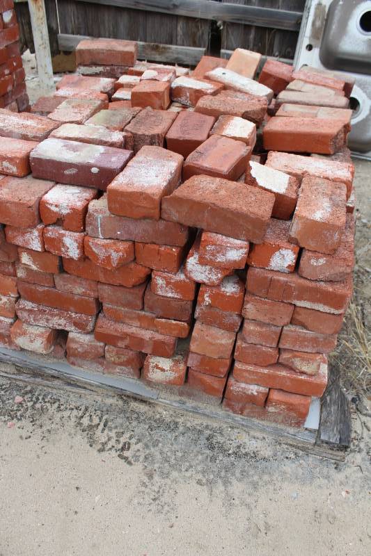 lot 1481 image: Approx. 350 Used Brick