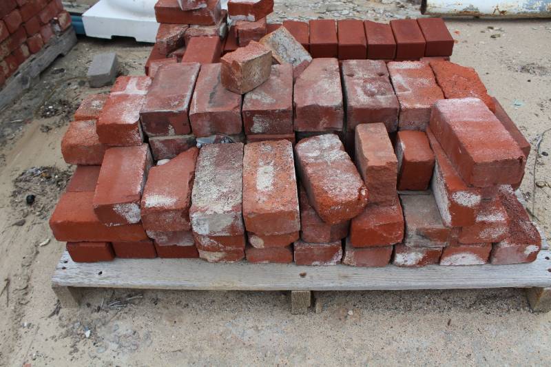 lot 1483 image: Approx. 80 Assorted Bricks