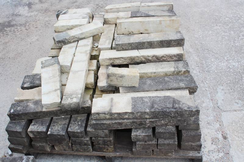lot 1488 image: Approx. 80 Pieces of Cut Stone
