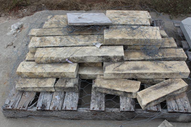 lot 1495 image: Approx. 35 Pieces of Cut Stone