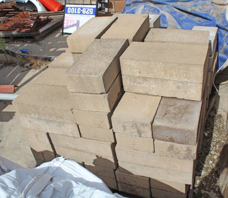 lot 1333 image: 95 Pieces - 4 x 8 x 16 - Split Face Block