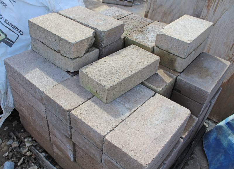 lot 1340 image: 65 Pieces - 4 x 8 x 16 - Split Face Block