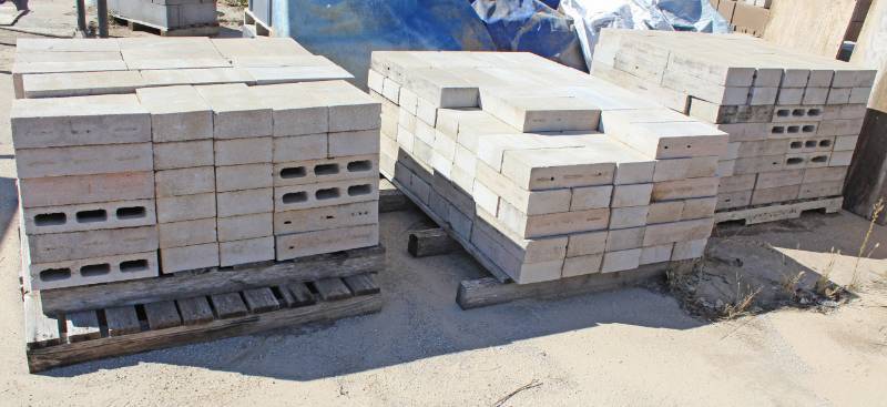 lot 1341 image: 344 Pieces - 4 x 8 x 16 - Partition Block - on 3 pallets