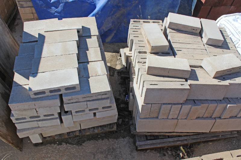 lot 1342 image: 205 Pieces - 4 x 8 x 16 - Partition Block - on 2 pallets