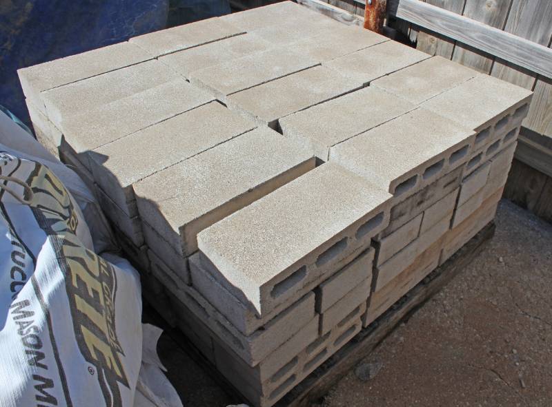 lot 1343 image: 108 Pieces - 4 x 8 x 16 - Partition Block