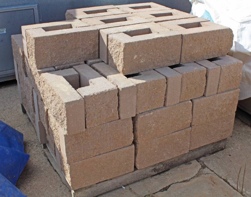 lot 1348 image: 86 Pieces - Split Face Corner Block