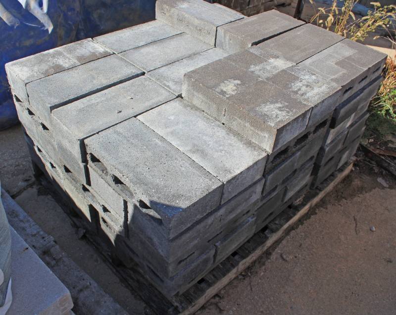 lot 1352 image: 80 Pieces - 4 x 8 x 16 - Partition Block