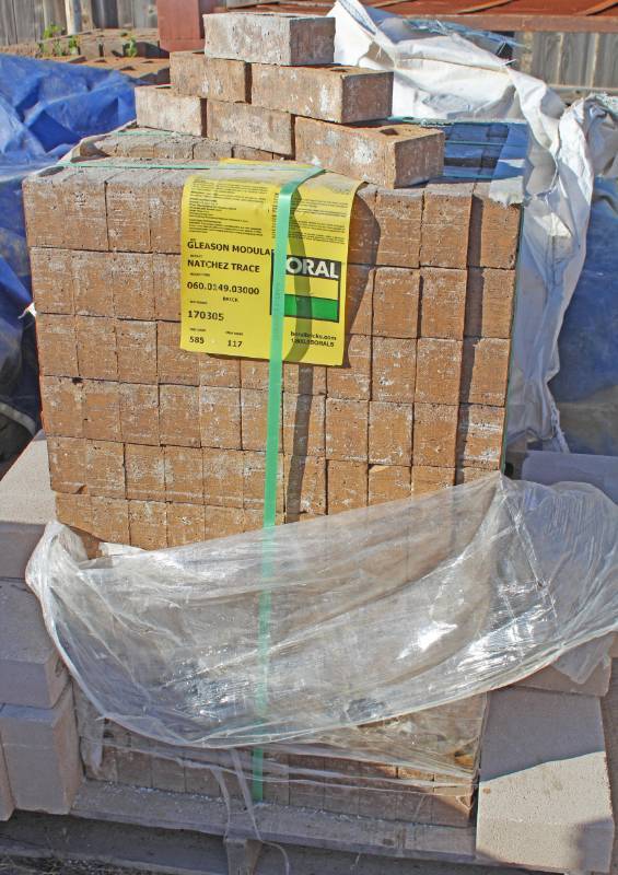 lot 1353 image: Lot of 400 Bricks and 16 4x 8 x 16 Partition Blocks