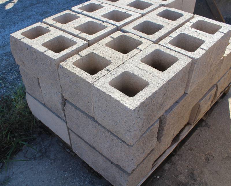 lot 1354 image: 34 Pieces - 8 x 8 x 16 Split Face Block
