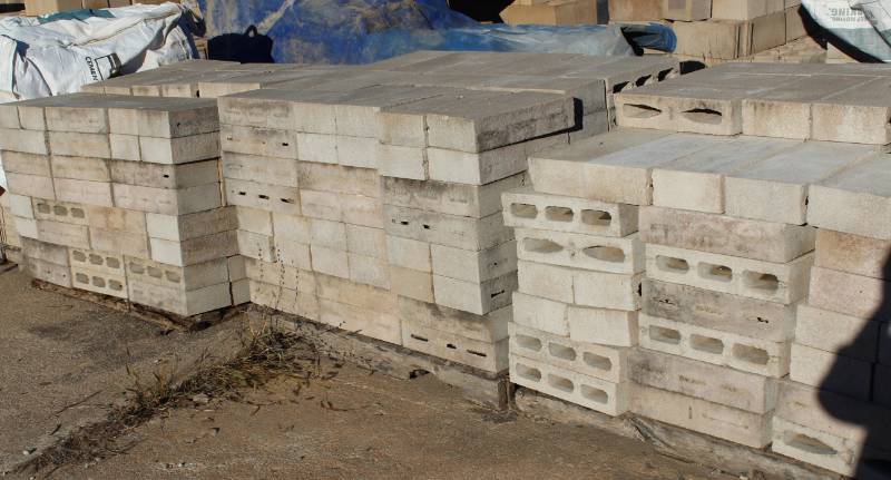 lot 1355 image: Lot of 3 Pallets - approx. 355 - 4 x 8  16 - Block