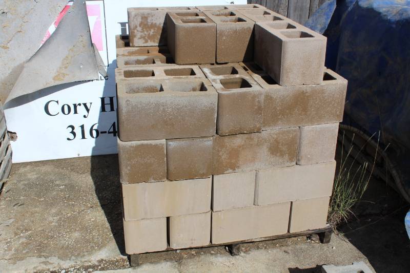 lot 1358 image: 66 Pieces - 8 x 8 x 16 Bull Nose Blocks
