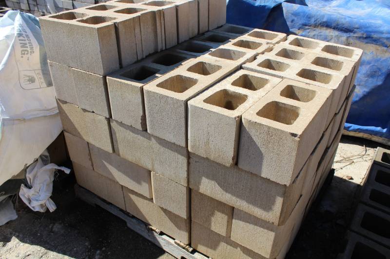 lot 1360 image: Lot of 65 8 x 8 x 8 Bull Nose