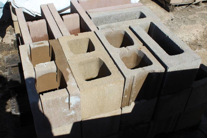 lot 1361 image: Lot of 31 Mixed  Assorted 8 x 8 x 16s