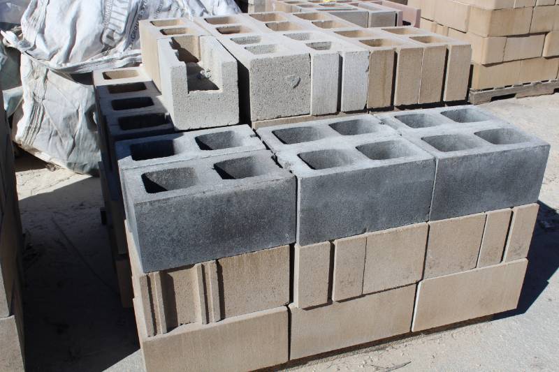 lot 1367 image: 63 Pieces - 8 x 8 x 16 - Assorted