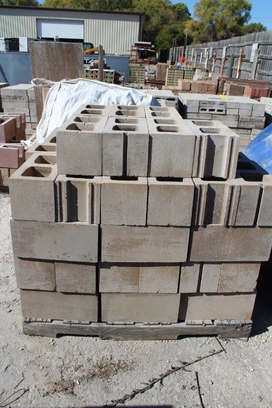 lot 1368 image: 67 Pieces - 8 x 8 x 16 - Assorted
