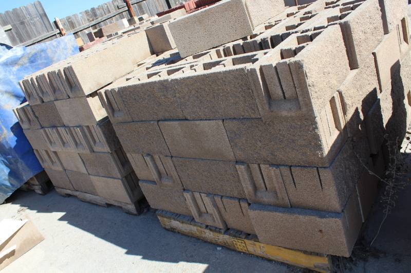 lot 1374 image: Lot of 2 Pallets - 116 Pieces - Split Face Bond Beam