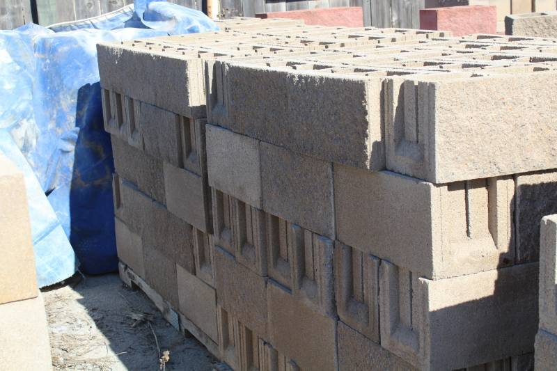 lot 1375 image: Lot of 2 Pallets - 150 Pieces - Split Face Bond Beam