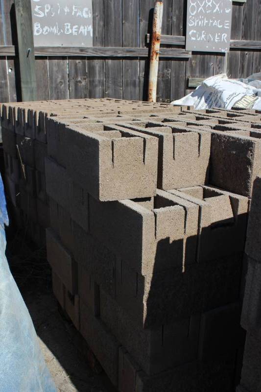 lot 1376 image: Lot of 2 Pallets - 149 Pieces - Split Face Bond Beam