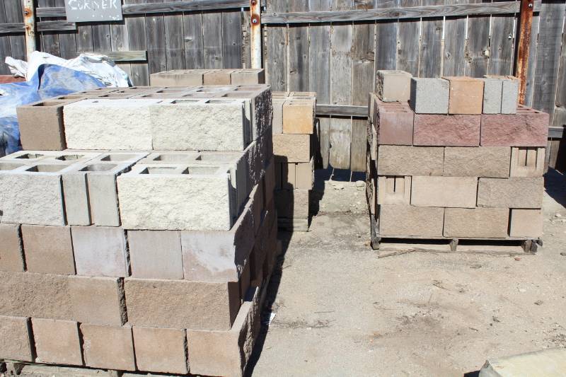 lot 1380 image: 200 Pieces on 3 Pallets - 8 x 8 x 16 Split Face