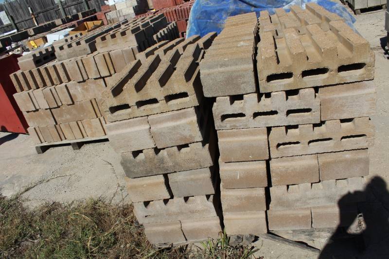 lot 1382 image: 230 Pieces on 2 Pallets - 4 x 8 x 16 Fluted Split Face