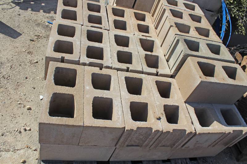 lot 1389 image: Lot of 40 Pieces  - 8 x 8 x 16